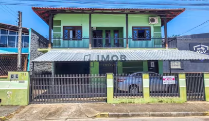 Casa com 1 suíte + 5 quartos, Água Verde