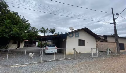 Casa principal e casa de madeira, Ilha da Figueira em Guaramirim - SC