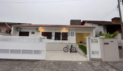 Casa com 1 suíte + 2 quartos, Centro - Jaraguá do Sul