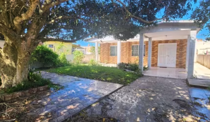 casa excelente no bairro sindipolo, com arvores, sombra, vizinhos e pátio excelente