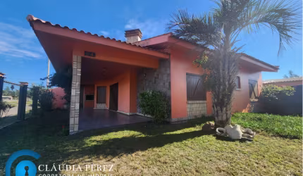 Linda casa no centro de Balneário Pinhal