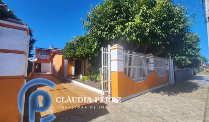 2 Casas lindas no centro de Balneário Pinhal
