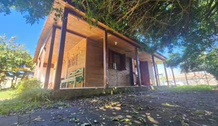 Casa linda de madeira com apartamentos atrás