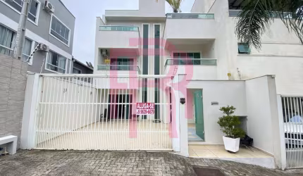 Sobrado Triplex para locação anual, Praia dos Amores em Balneário Camboriú