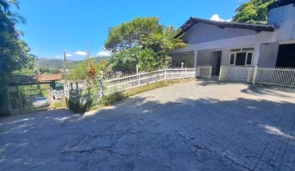 Vende-se casa de 321,76 m2  com terreno 4.377,89m2