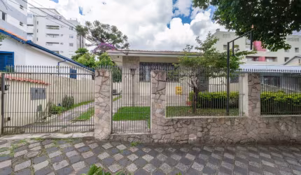 Casa para venda possui 183 metros quadrados com 7 quartos em Mercês - Curitiba - PR