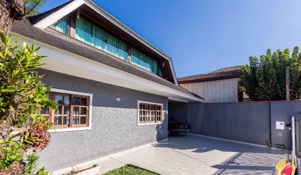 Casa para venda possui 330 metros quadrados com 4 quartos em Uberaba - Curitiba - PR