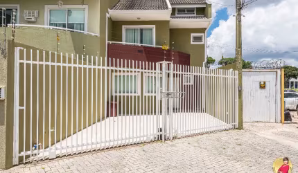 Sobrado para venda possui 170 metros quadrados com 3 quartos em Uberaba - Curitiba - PR