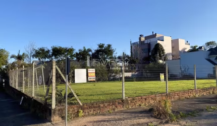 Terreno de esquina medindo 15x35, plano, muito bem localizado, posição norte/les