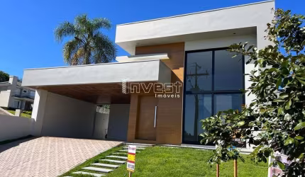 Casa em condomínio com 03 suítes.
