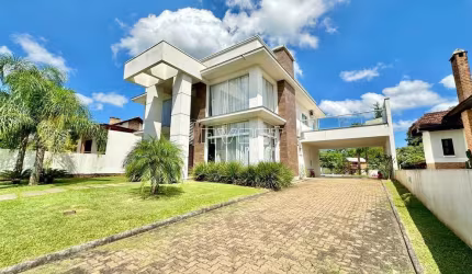 Casa em condomínio fechado com amplo terreno de 981,10m²