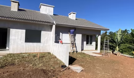 GEMINADO DE 02 DORMITÓRIOS E LAREIRA COM PÁTIO EM LINHA SANTA CRUZ EM SANTA CRUZ