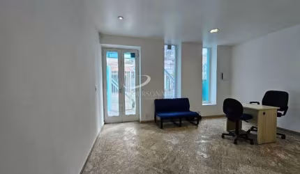 Prédio comercial, 350m2, 3 pavimentos, 10 salas, 2 vagas, para locação na Vila Mariana.