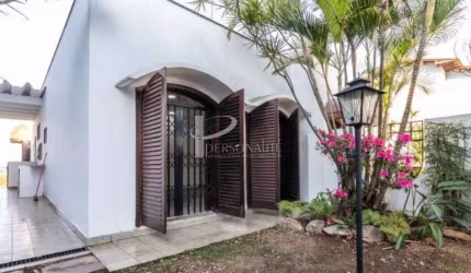 Casa á Venda, 250m2, 3 quartos, 4 banheiros, 3 vagas, jardim de inverno, sala de almoço, estilo med