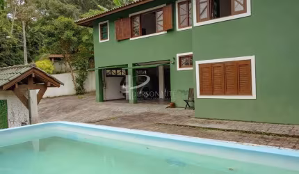 Casa de Luxo em Florianópolis – Exclusividade e Conforto em 1100m² junto a natureza