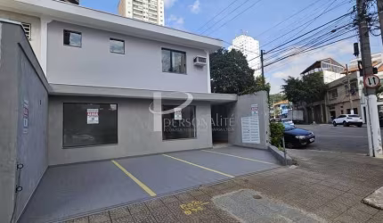 Sobrado Comercial Reformado de Esquina para Locação no Tatuapé - 250m² com 5 Vagas de Garagem