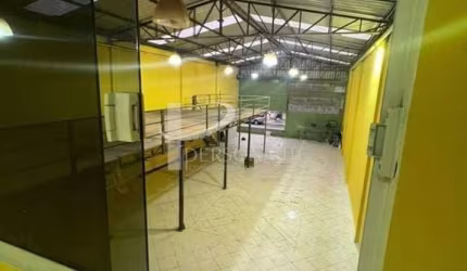 Galpao300 metros com pé direito de 6 metros no curuça