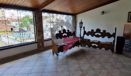 Casa com 3 quartos à venda no Centro, Taubaté  por R$ 1.000.000