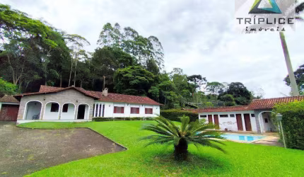 Casa com 4 quartos, 2 suítes, ampla área externa com lazer, campo e muito verde. 440m² de construção e 4.000m² de terreno. Bairro Novo Horizonte.