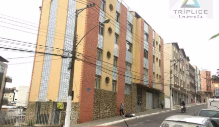 Apartamento térreo 3 quartos com vaga numerada e livre. Localização privilegiada no Paineiras em frente ao supermercado e a 5 minutos da UFJF.