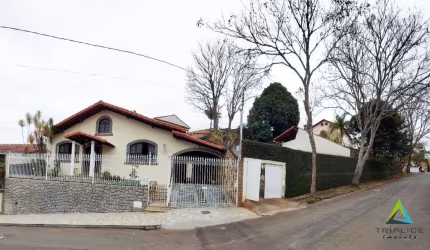 Casa 4 quartos com suíte, 2 salas e ampla área externa com quintal em localização privilegiada no Bom Clima.
