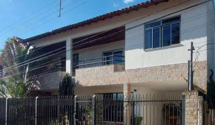 Casa 5 quartos, 2 suítes, 4 salas, cozinha ampla, varandas, quintal com  espaço gourmet e lindo paisagismo. Linda vista e localizada em rua tranquila.