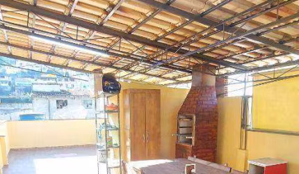 Excelente casa reformada, 2 quartos com suíte ampla, cozinha integrada, amplo terraço com churrasqueira e localização privilegiada próxima ao Centro.