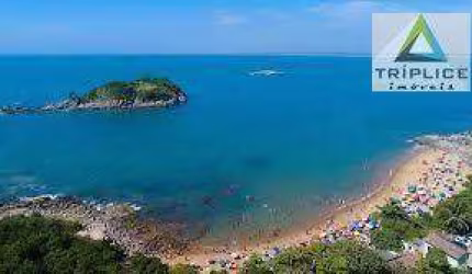 Casa e pousada em Rio das Ostras a 200m da praia Costazul em localização privilegiada com completa infraestrutura. Possui 9 suítes equipadas.