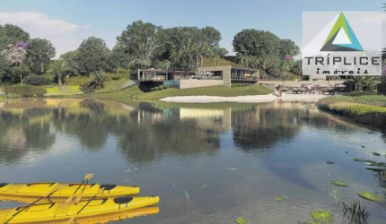 Terreno em condomínio clube com prainha, quadra de areia, academia, sauna, lagos e mais itens de lazer em meio a natureza. Maravilhosa vista!