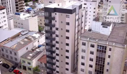 Apartamento 2 quartos com suíte, vaga numerada, elevador, gás encanado. Localização privilegiada na rua Floriano Peixoto, Centro. Oportunidade!
