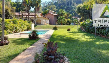 Casa 4 quartos, 2 suítes, área gourmet, 2 vagas. Exclusivo e condomínio fechado com área de lazer e cercado por mata preservada e belo paisagismo.