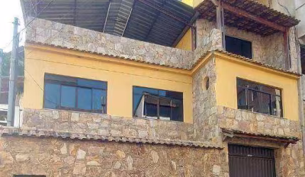 Casa ampla com 7 quartos, 3 suítes, dividida em 3 residências com 3 terraços, vista ampla, garagem. Acesso rápido ao centro. Oportunidade!