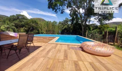 Casa 4 quartos com 2 suítes, salão 3 ambientes, área gourmet com piscina, quintal com horta e pomar. Condomínio fechado em meio à natureza.