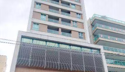 Apartamento Quarto e Sala com varanda, vaga livre numerada e elevador. Localização privilegiada com acesso fácil a comércios. Oportunidade!