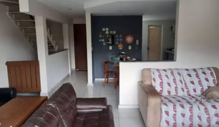 Casa duplex, 3 quartos, 1 suíte em condomínio com lazer próximo à praia de Camboinhas