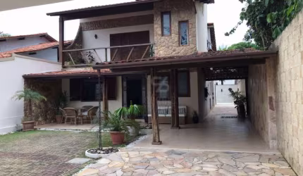 Belíssima casa duplex em Camboinhas com 4 quartos, piscina e churrasqueira.
