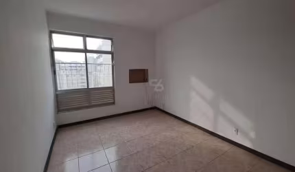 Apartamento amplo, 4 quartos / 1 suíte, quadra da praia, andar alto, vista parcial mar, 1 vaga