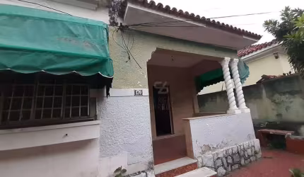 Casa linear, em terreno plano com 300m², toda ampla, 3 quartos.