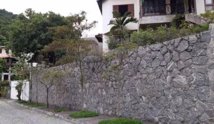Casa em condomínio, alto luxo, ampla, vista para Baia, 4 quartos, 3 suítes.