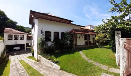 Casa em condomínio de luxo, 4 quartos sendo 4 suítes, lazer com piscina, sauna, churrasqueira e adega.