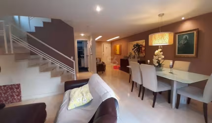 Casa em condomínio de 4 quartos, 2 suítes, closet, toda montada, finamente decorada.