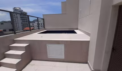 Cobertura duplex de 4 quartos, 3 suítes, na quadra da praia. Piscina e churrasqueira. 3 vagas.
