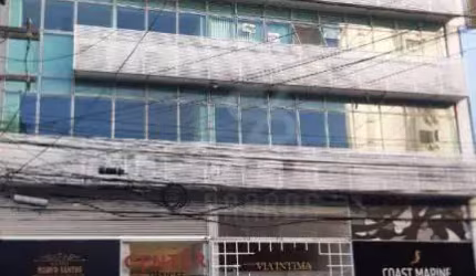 Sala comercial na Rua da Conceição, próximo à prefeitura, vazia, pronta para trabalhar.