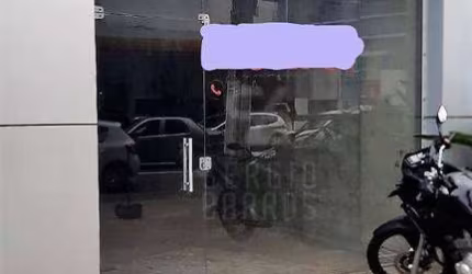 Loja com 30 m², em rua de grande fluxo de veículos, com 2 banheiros e jirau.