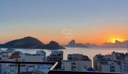 Cobertura triplex com vista deslumbrante, 5 quartos, 3 suítes, 2 vagas. No miolo de Icaraí.