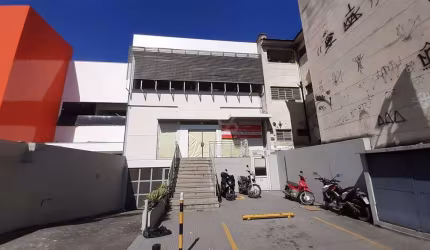 Loja com 600m² de área construída em 2 pavimentos (300m² cada), piso em granito, elevador, ar central e 18 vagas.
