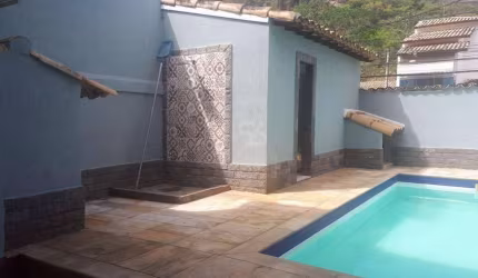 Casa duplex de 6 quartos, 5 suítes, reformada, próximo à Camboinhas.