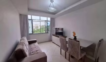 Apartamento de 2 quartos na quadra da praia de Icaraí, andar alto, vista livre, reformado.