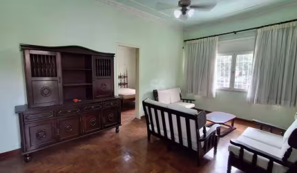Casa tipo sobrado de 2 quartos, copa, cozinha, de frente para Alameda, churrasqueira e 2 vagas.
