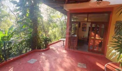 Casa duplex de 4 quartos, em condominio com muito verde, terreno com mais de 1000m².
